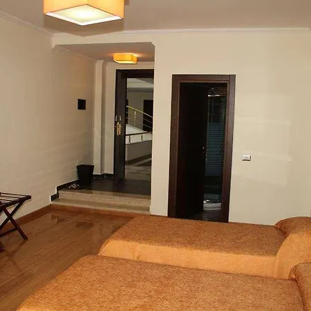 Hotel Leonardo Shkallnur