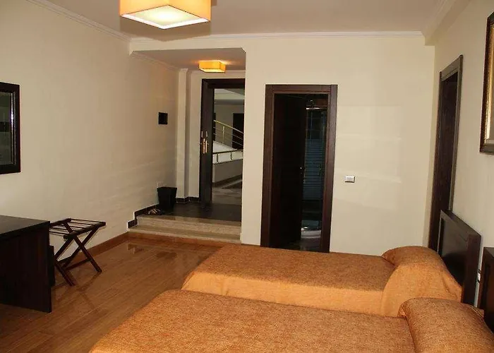 Hotel Leonardo Shkallnur